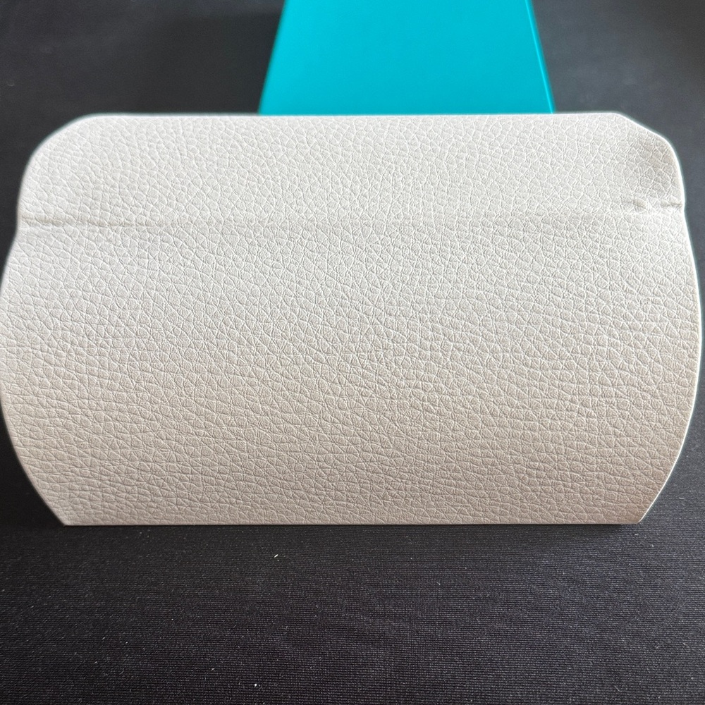 Michael Kors White Leather Eyewear Case - Picture 5 of 7
